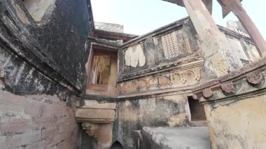 Ebedi Majesteleri: Gwalior Kalesinin Mimari Görkemi ve Tarihi Parlaklığı