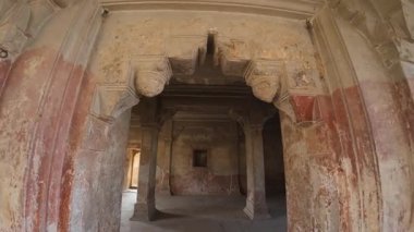 Ebedi Majesteleri: Gwalior Kalesinin Mimari Görkemi ve Tarihi Parlaklığı