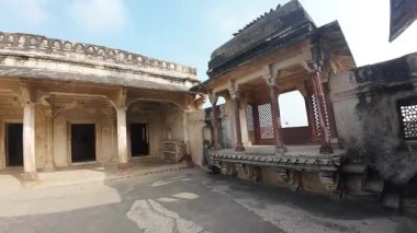 Ebedi Majesteleri: Gwalior Kalesinin Mimari Görkemi ve Tarihi Parlaklığı