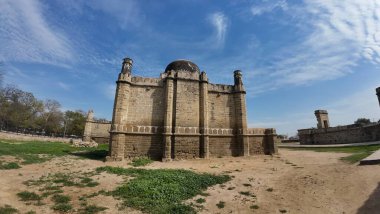 Jhajjar Haryana Hindistan 'daki yerel şefleri onurlandıran Ortaçağ Mezarları ve Tarihi Anıtlar Grubu