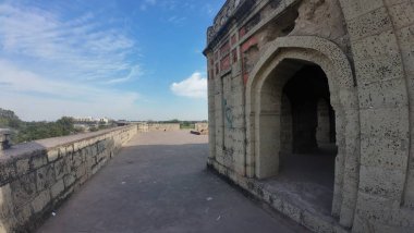 Ortaçağ 'dan kalma eski bir mezar yapısı Jhajjar Haryana Hindistan' da tarihi bir anıt olarak duruyor.