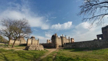 Jhajjar Haryana Hindistan 'daki yerel şefleri onurlandıran Ortaçağ Mezarları ve Tarihi Anıtlar Grubu