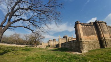 Jhajjar Haryana Hindistan 'daki yerel şefleri onurlandıran Ortaçağ Mezarları ve Tarihi Anıtlar Grubu