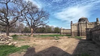 Jhajjar Haryana Hindistan 'daki yerel şefleri onurlandıran Ortaçağ Mezarları ve Tarihi Anıtlar Grubu