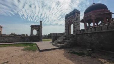 Jhajjar Haryana Hindistan 'daki yerel şefleri onurlandıran Ortaçağ Mezarları ve Tarihi Anıtlar Grubu