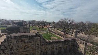 Jhajjar Haryana Hindistan 'daki yerel şefleri onurlandıran Ortaçağ Mezarları ve Tarihi Anıtlar Grubu