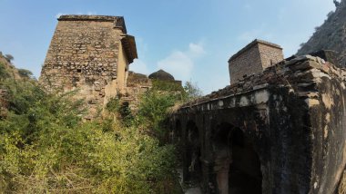 Jaipur, Achrol Köyü 'ndeki Miras Sarayı' nın kalıntıları.