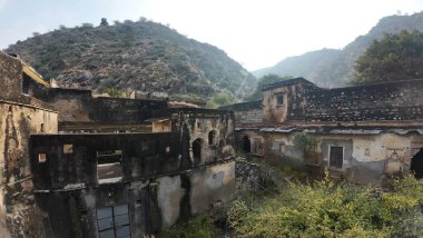 Jaipur, Achrol Köyü 'ndeki Miras Sarayı' nın kalıntıları.