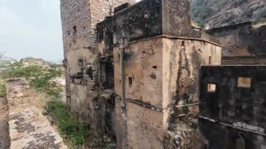 Jaipur, Achrol Köyü 'ndeki Miras Sarayı' nın kalıntıları.