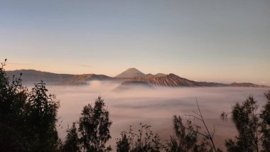 Bromo Dağı 'nın okyanus sisi ile kaplı manzarası
