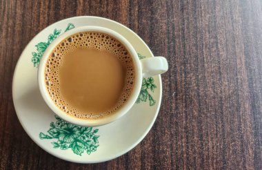 Surabaya, Endonezya - 19 Ağustos 2024: klasik bir seramik fincanda tereyağlı kahve yakın çekim 