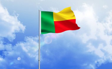 Benin bayrağı dalgalanır parlak mavi gökyüzünde