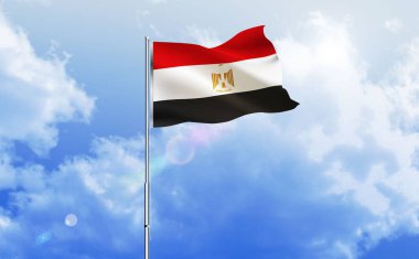 Mısırın bayrağı dalgalanır parlak mavi gökyüzünde
