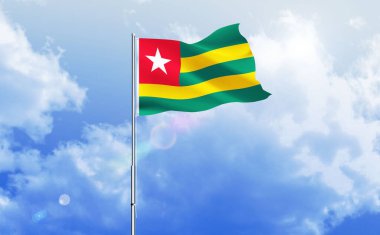 Togo bayrağı dalgalanır parlak mavi gökyüzünde
