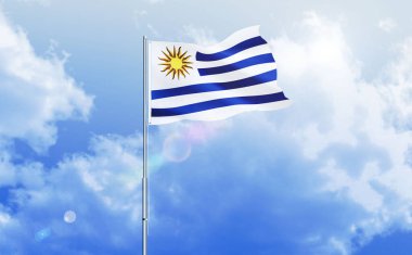 Uruguay bayrağı dalgalanır parlak mavi gökyüzünde