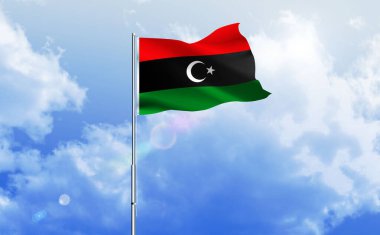 Libya bayrağı açık mavi gökyüzünde dalgalanıyor