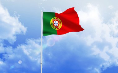 Portekiz bayrağı dalgalanan parlak mavi gökyüzünde