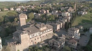 Kuzey İtalya 'da bulunan Roma mimari kilisesi, turizm ve ibadet yerleri
