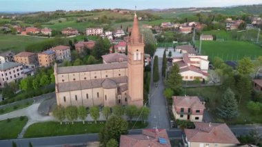 Kuzey İtalya 'da bulunan Roma mimari kilisesi, turizm ve ibadet yerleri