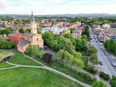 İtalya 'nın Verona şehrinin merkezindeki Santa Maria Assunta Kilisesi' nin hava manzarası.