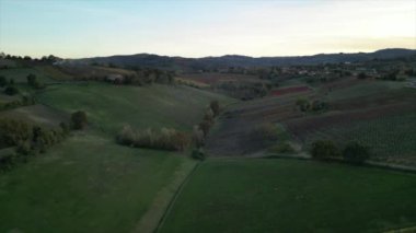 Gün batımında tarlaların hava aracı görüntüsü, sonbahar manzarası ve köyün kırsal manzarası.