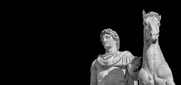 公元前1世纪的古代大理石雕像 由神话人物卡斯尔和污染物与马组成 位于罗马首都山上巨大的栏杆顶上 黑白相间 有复制的空间 — 图库照片