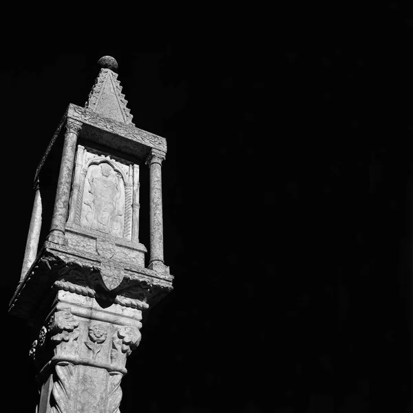 中世纪基督教圣泽诺神龛 维罗纳市的守护神和主教 建于14世纪 黑白相间 有复制空间 — 图库照片