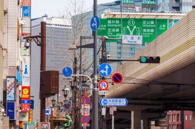 Tokyo, Japonya, 24 Şubat 2019 - Tokyo Roppongi bölgesindeki Japon yol tabelaları ve reklam panoları
