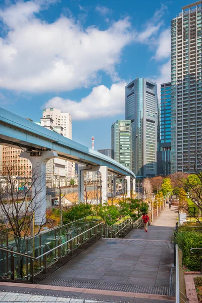 2019年3月5日 日本东京 Parco Italia 公园俯瞰Shimbashi地区摩天大楼和Yurikamome Line高架道路 — 图库照片