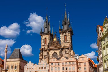 Prag 'daki gotik mimari. Tyn 'in ünlü Gotik İkiz Kuleleri' nden önceki Meryem Kilisesi, 1511 'de Eski Şehir Meydanı' nda tamamlandı.