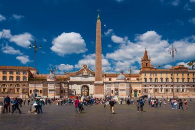 Roma, İtalya, Nisan 24, 2017 - Roma 'nın merkezindeki ünlü Piazza del Popolo Meydanı' nda (Halk Meydanı) turistler