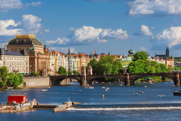 Praga Piękne Rivefront Rzece Wełtawie Teatrem Narodowym Legion Bridge Slovansky — Zdjęcie stockowe