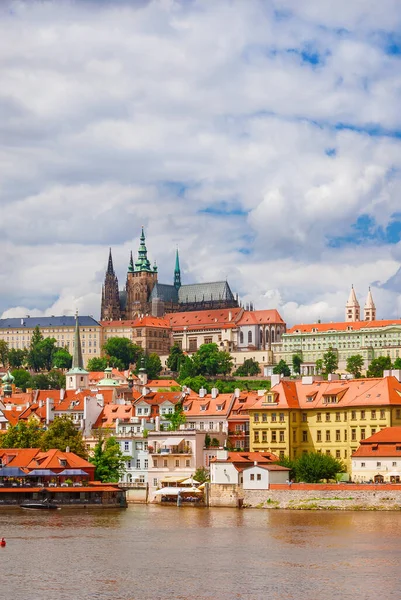 Widok Historyczne Centrum Pragi Mala Strana Starej Dzielnicy Gotycką Katedrą — Zdjęcie stockowe