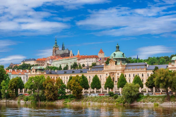 Praga Piękne Historyczne Centrum Rzeką Wełtawą Gotycką Katedrą Wita — Zdjęcie stockowe