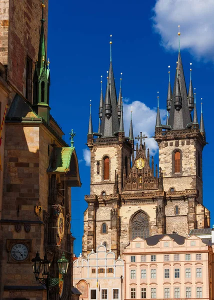 Praga Słynne Zabytki Kościół Matki Bożej Przed Gotyckimi Wieżami Gotyckimi — Zdjęcie stockowe