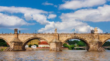 Prag 'daki Vltava Nehri' nden ünlü Charles Köprüsü manzarası