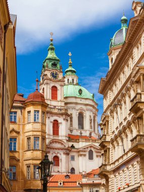 Aziz Nicholas Kilisesi, güzel barok kubbesi ve saat kulesi ile Prag tarihi merkezi manzarası.