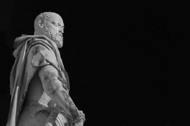 Cosimo de Medici, Toskana Büyük Dükü. 1596 yılında Pisa 'nın tarihi merkezine bir mermer heykel dikilmiştir.)