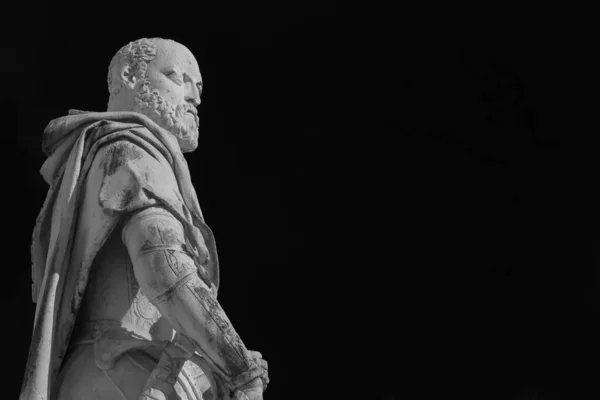 科西莫一世德美第奇托斯卡纳大公皮萨大理石雕像1596年在比萨历史中心竖立的大理石雕像 黑白相间 有复制空间 — 图库照片