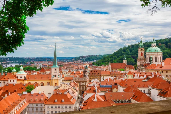 Prága Történelmi Központjában Városkép Szent Miklós Gyönyörű Barokk Kupola Óratorony — Stock Fotó