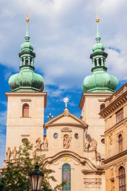 Prag 'da barok sanat ve mimarisi. 18. yüzyıl St Havel Kilisesi soğan kubbesi ikiz çan kuleleri ile