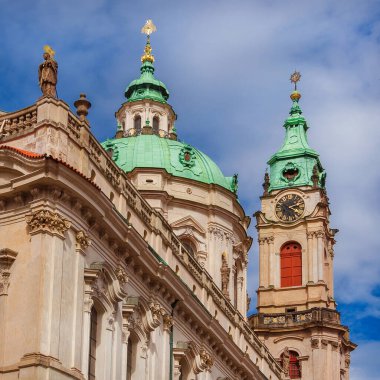 Prag 'da barok sanat ve mimarisi. Aziz Nicholas Kilisesi güzel kubbe ve saat kulesi Mala Strana bölgesinde 18. yüzyılda inşa edildi.