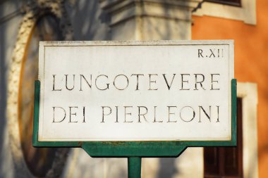 Lungotevere 'in eski mermer yol tabelası, Roma şehrinde Tiber nehri boyunca uzanan bir bulvar.