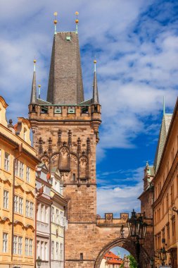 Prag tarihi merkezinde, Prag 'daki Charles Köprüsü' nün sonunda Mala Strana Köprüsü kuleleri bulunuyor.