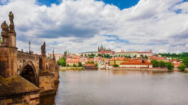 Widok Historyczne Centrum Pragi Rzeki Vltala Słynnym Mostem Karola — Zdjęcie stockowe