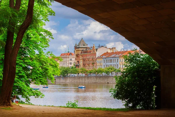 Vista Centro Histórico Praga Ribeirinha Arco Ponte Legião Parque Público Fotos De Bancos De Imagens