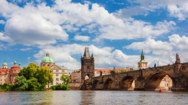 Prag 'daki Eski Şehir Köprüsü ve Su Kulesi ile Vltava Nehri üzerindeki Ortaçağ Charles Köprüsü