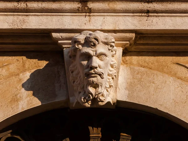 Τέχνη Στη Βενετία Ανθρώπινο Κεφάλι Scupplpture Ένα Παλιό Βενετσιάνικο Κτίριο — Φωτογραφία Αρχείου