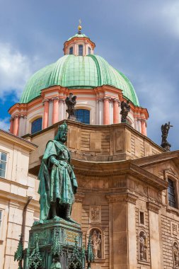 Prag 'daki Assisi Kilisesi' nden Aziz Francis ve Kral IV. Charles bronz heykeli