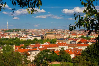 Prag tarihi merkezinin panoramik manzarası Petrin Tepesi 'nden ufuk çizgisi